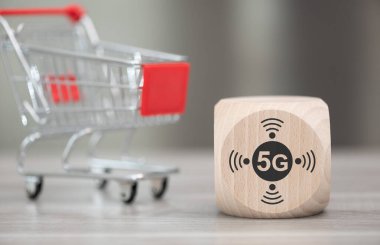 Arkaplanda 5G konsept ve tramvay sembolü olan tahta blok