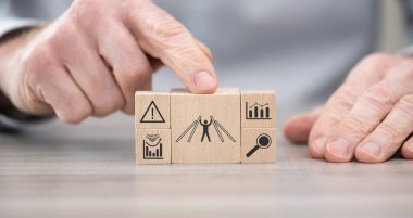 Kriz yönetimi konsepti sembollü tahta bloklar