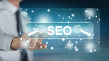 Bir adam dokunmatik ekranda bir konsepte parmağıyla dokunuyor.