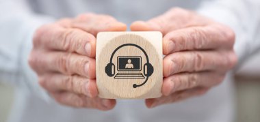 Video konferans konseptinin sembolü olan ahşap bir küp.