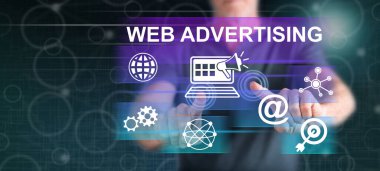 Dokunmatik ekranda parmaklarıyla web reklamcılığı kavramına dokunan bir adam