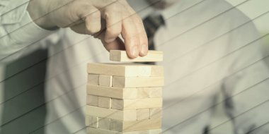 Domino blokları ve geometrik desenli bir kule inşa ederek iş geliştirme kavramı