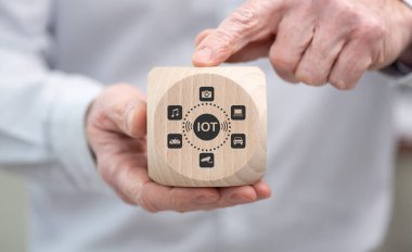 Kavram sembollü ahşap bir küp tutan el.