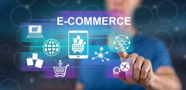 Adam dokunmatik ekranda bir e-ticaret konseptine parmağıyla dokunuyor.