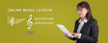 Çevrimiçi müzik dersi kavramına sahip dijital tablet kullanan kadın