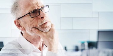 Düşünceli kıdemli işadamının portresi, geometrik desen