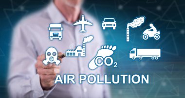 Adam dokunmatik ekranda kalemle hava kirliliği kavramına dokunuyor.