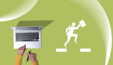 İş geçişi kavramının sembolü olan dizüstü bilgisayar kullanan ellerin üst görünümü