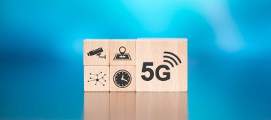Mavi arkaplanda 5G sembolü olan tahta bloklar