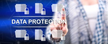 Kadın dokunmatik ekranda veri koruma kavramına parmağıyla dokunuyor.