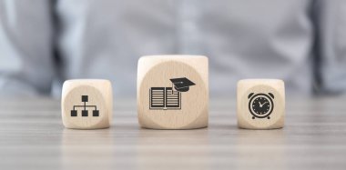 Eğitim konsepti sembollü tahta bloklar