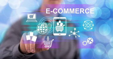 Adam dokunmatik ekranda bir e-ticaret konseptine parmağıyla dokunuyor.