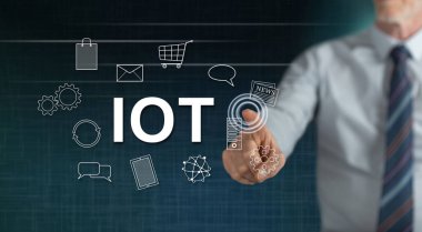 Bir adam dokunmatik ekranda parmaklarıyla bir kavrama dokunuyor.