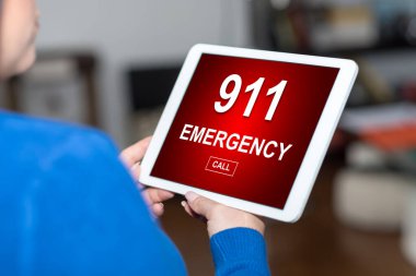 Tablet ekranda acil durum kavramı gösteriliyor