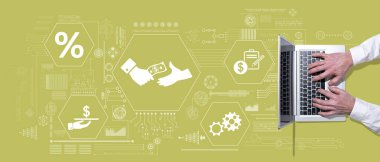 Kişisel kredi kavramının sembolü olan dizüstü bilgisayar kullanan ellerin üst görünümü