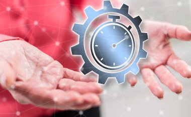 Zaman yönetimi kavramı arka plandaki bir kadının ellerinden üstündür.