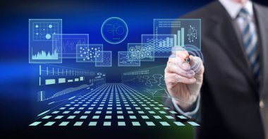 Kalemli dokunmatik ekranda iş dijital arayüz konseptine dokunan adam