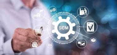 Dokunmatik ekranda kalemle dolap çeviren bir adam.