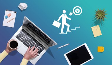 Belirleme kavramının sembolü olan dizüstü bilgisayar kullanan ellerin üst görünümü