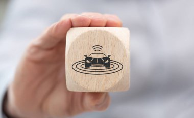 Otonom araba konseptinin sembolü olan ahşap bir küp.