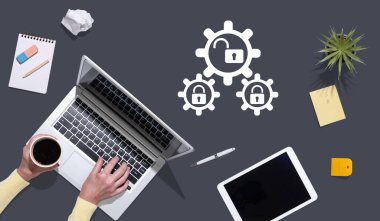 2fa konsepti sembollü dizüstü bilgisayar kullanan ellerin üst görünümü