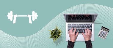 Spor konsepti sembollü dizüstü bilgisayar kullanan ellerin üst görünümü