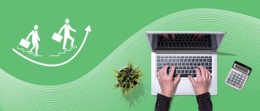 Toparlanma kavramının sembolü olan dizüstü bilgisayar kullanan ellerin üst görünümü