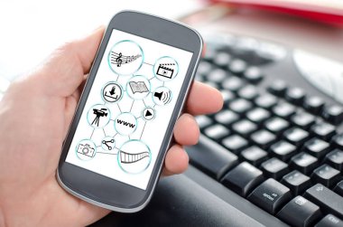 Sosyal bilgi paylaşım kavramını gösteren bir akıllı telefonu elinde tutmak