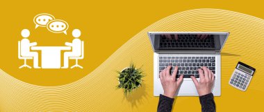 İşe alım kavramının sembolü olan dizüstü bilgisayar kullanan eller üst görünümü