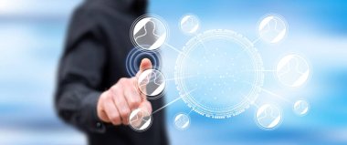 Adam dokunmatik ekranda sosyal ağ konseptine parmağıyla dokunuyor.