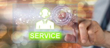 Bir adam dokunmatik ekranda bir servis konseptine parmağıyla dokunuyor.