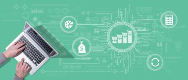 Enflasyon konsepti sembollü dizüstü bilgisayar kullanan ellerin üst görünümü