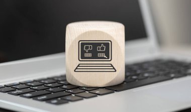 Laptop klavyesinde çevrimiçi anket konsepti sembolü olan tahta blok