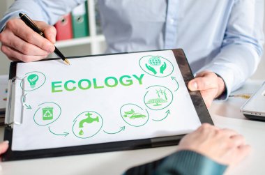 İş adamı panoda ekoloji kavramını gösteriyor