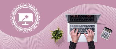 Yazılım güncelleme kavramının sembolü olan dizüstü bilgisayar kullanan ellerin üst görünümü