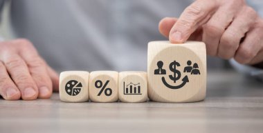 Kişisel kredi kavramının sembolü olan tahta bloklar