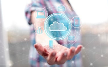 Arka planda bir kadının elinin üzerinde bulut teknolojisi kavramı