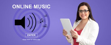 Arka plan üzerinde online müzik konsepti ile dijital tablet kullanan kadın