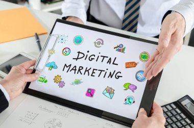 Bir işadamı tarafından gösterilen dijital pazarlama kavramı