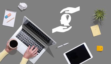 Fikri mülkiyet kavramının sembolü olan dizüstü bilgisayar kullanan eller üst görünümü