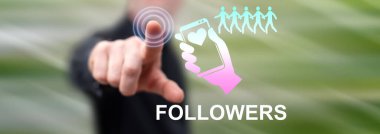 Bir adam dokunmatik ekranda takipçi kavramına parmağıyla dokunuyor.