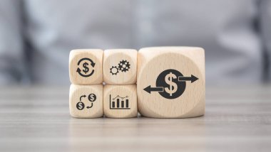 Para transferi konsepti sembollü tahta bloklar