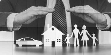 Sigortacı, bir aileyi, evi ve arabayı elleriyle koruyor. Geometrik desenli.
