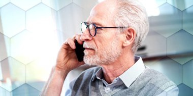 Cep telefonundan konuşan kıdemli işadamının portresi, geometrik desen