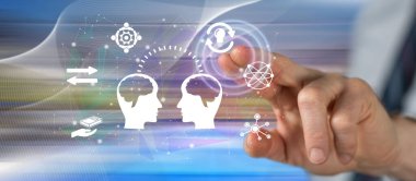 Adam dokunmatik ekranda bilgi paylaşımı kavramına parmağıyla dokunuyor.