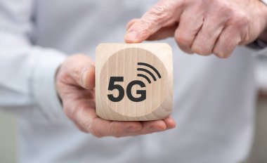 5G konseptinin sembolü olan ahşap bir küp.
