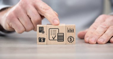 Mali denetim kavramının sembolü olan tahta bloklar