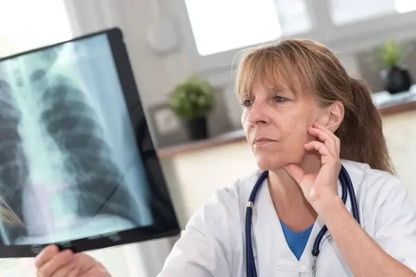 Ärztin Schaut Sich Röntgenbild Arztpraxis Stockbild