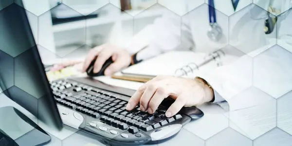 Γιατρός Πληκτρολογώντας Ένα Πληκτρολόγιο Υπολογιστή Στο Γραφείο Γεωμετρικό Μοτίβο Εικόνα Αρχείου