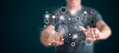 Dokunmatik ekranda parmaklarıyla sanal ağa dokunan bir adam.